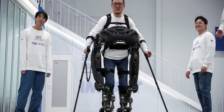 Coreia do Sul: Cientistas desenvolvem robô ‘Homem de Ferro’ que ajuda paraplégicos a andar