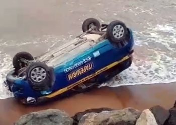 Marataízes: Mulher fica nervosa e capota carro de autoescola no mar durante aula de direção