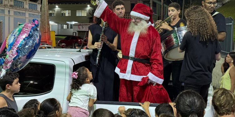 Rio Novo do Sul: Chegada do Papai Noel encanta no ‘Natal na Praça’