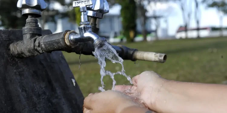 Brasil: 1,4 milhão de estudantes não têm água tratada na escola