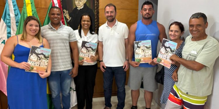 Anchieta: Mais famílias recebem títulos de propriedade dos seus imóveis