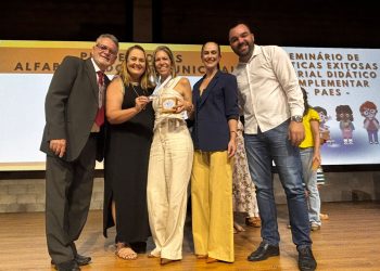 Anchieta: Professora do município recebe medalha por desempenho na alfabetização