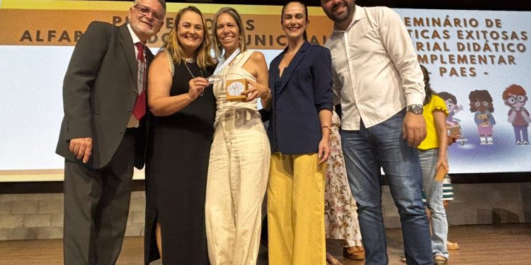 Anchieta: Professora do município recebe medalha por desempenho na alfabetização
