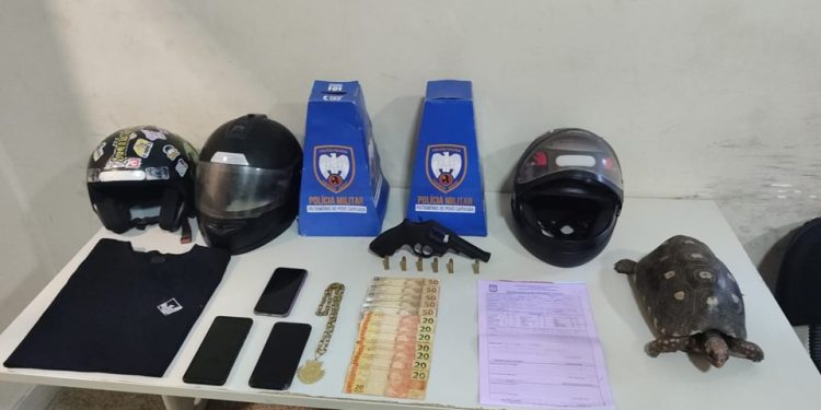 Guarapari: Polícia Militar recupera veículo roubado, apreende arma e conduz suspeitos à delegacia