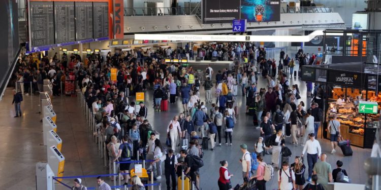 Alemanha: Apagão cibernético causa filas na imigração em aeroportos