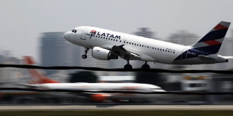 São Paulo: Passageiro morre ao cair de escada de avião durante desembarque