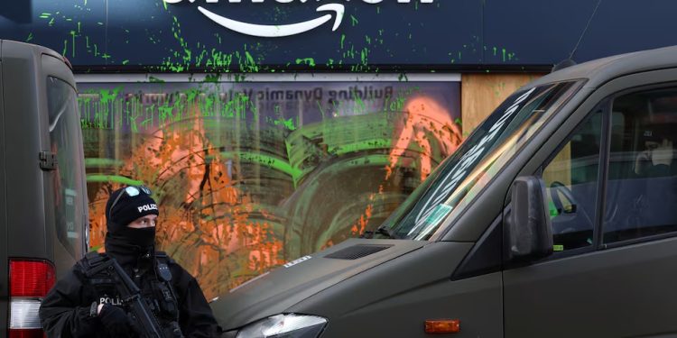 Davos: Ativistas climáticos pintam base da Amazon de verde e interrompem helicópteros