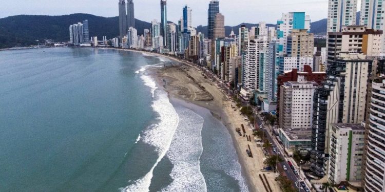 Turismo: Argentinos invadem Balneário Camboriú (SC) neste verão