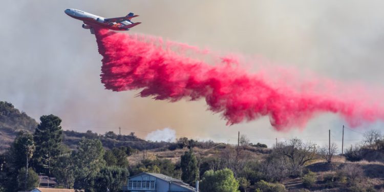Califórnia: Combate aéreo visa conter a propagação do incêndio em Los Angeles Palisades para o leste
