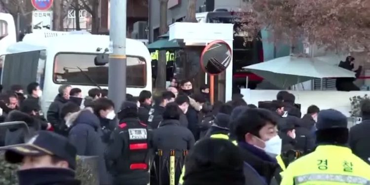 Coreia do Sul: Autoridades suspendem execução de mandado de prisão contra presidente