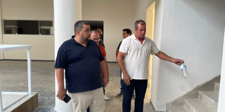 Guarapari: Prefeito identifica falhas e paralisa obra do Shopping Paris