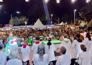 Piúma: Missa do Turista reúne multidão na Praça Dona Carmem
