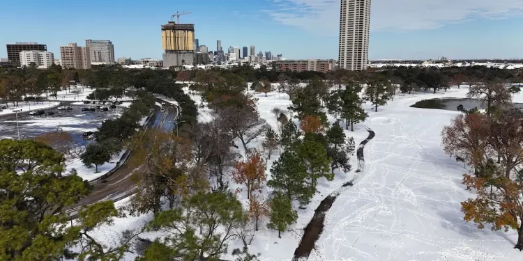 EUA: Rara tempestade de neve cobre Houston e Nova Orleans de branco