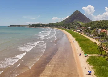 Piúma: A beleza intocada da Praia Maria Neném