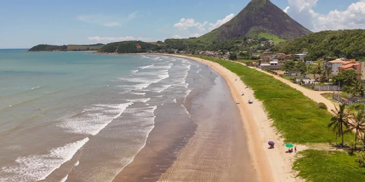 Piúma: A beleza intocada da Praia Maria Neném