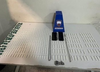 Guarapari: PM detêm indivíduos com mandado de prisão em aberto e apreendem drogas