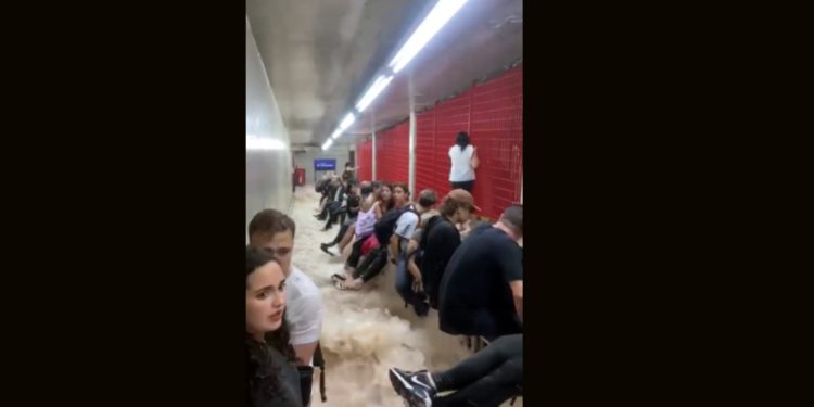 São Paulo: Tempestade alaga ruas e estações de metrô