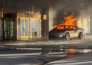 EUA: Carro da Tesla explode na entrada do Trump Hotel em Las Vegas