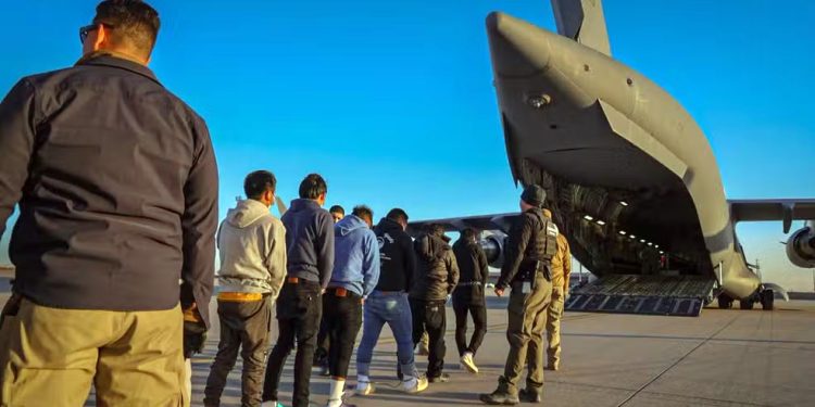 Deportação: Primeiro voo de migrantes ilegais com destino ao Brasil pousa em Manaus