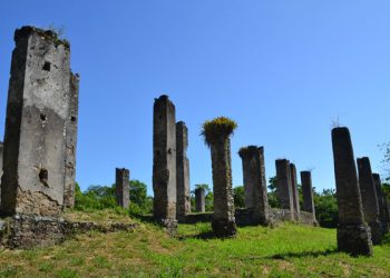 Anchieta: Passeio de barco leva visitantes para conhecer as ruínas jesuíticas históricas