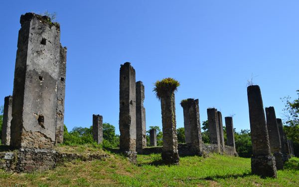 Anchieta: Passeio de barco leva visitantes para conhecer as ruínas jesuíticas históricas