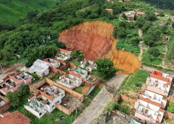 Brasil: Grandes buracos colocam centenas de pessoas em risco em cidade no Maranhão