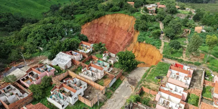 Brasil: Grandes buracos colocam centenas de pessoas em risco em cidade no Maranhão
