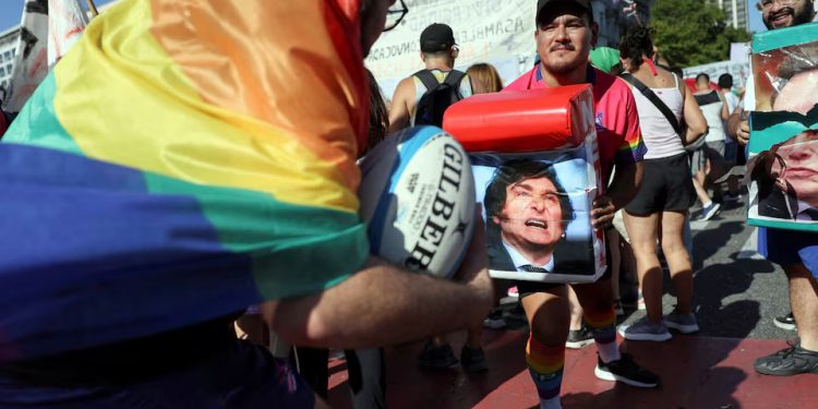 Argentina: Governo proibirá terapia hormonal para crianças trans