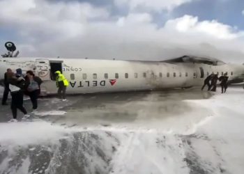 Canadá: Avião da Delta capota ao pousar no aeroporto de Toronto e fere 18