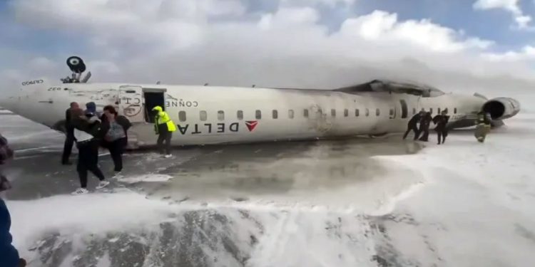 Canadá: Avião da Delta capota ao pousar no aeroporto de Toronto e fere 18