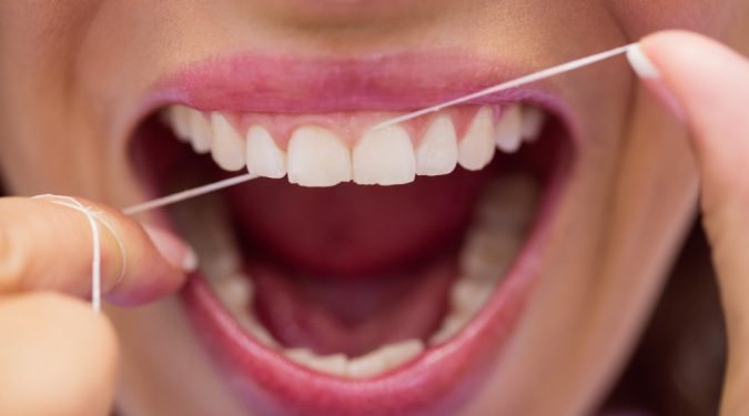 Saúde: Uso de fio dental pode reduzir risco de derrames cerebrais