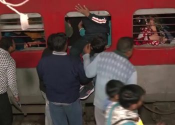 Índia: Pisoteamento em estação de trem deixa 15 mortos