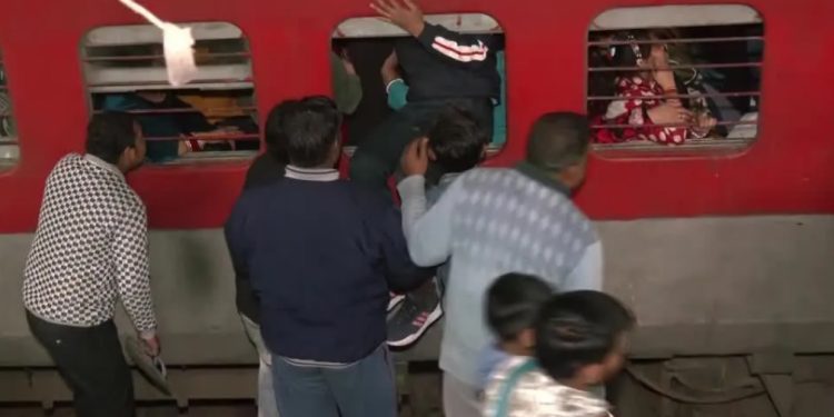 Índia: Pisoteamento em estação de trem deixa 15 mortos
