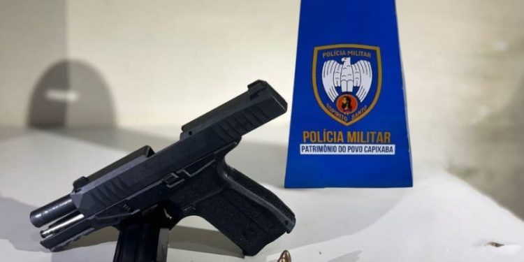 Guarapari: 10º BPM apreende arma de fogo e entorpecentes durante patrulhamento