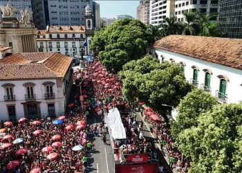 Rio de Janeiro: 160 mil foliões lotam ruas do Rio no pré-Carnaval