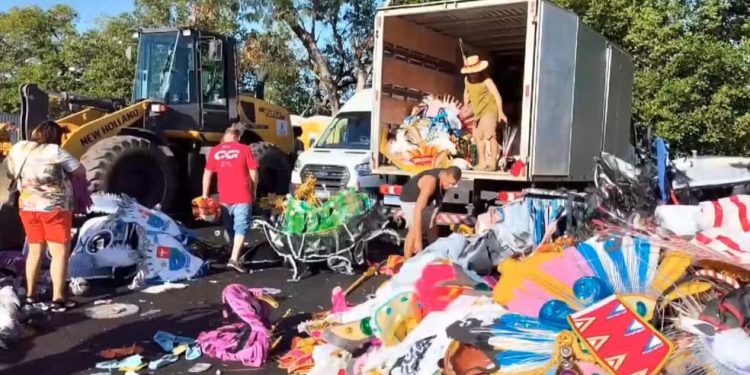 ReciclaFolia: Projeto reaproveita 8 toneladas de fantasias utilizadas em desfiles de Vitória