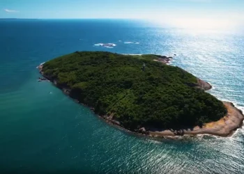 Itapemirim: A Ilha dos Franceses é um destino de águas transparentes e lendas curiosas