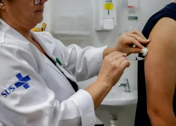 Brasil: Ministério da Saúde amplia idade para receber vacina contra a dengue