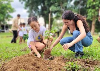 Alfredo Chaves: Alunos plantam árvores em alusão ao Dia Mundial da Água