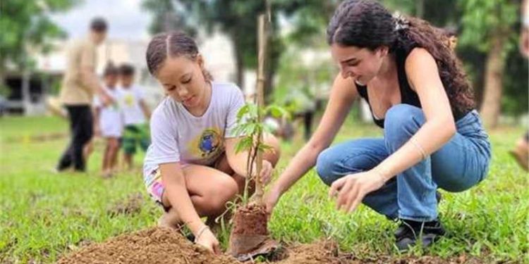 Alfredo Chaves: Alunos plantam árvores em alusão ao Dia Mundial da Água