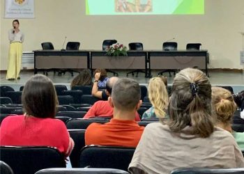 Alfredo Chaves: Programa Criança Feliz é tema de palestra em seminário estadual