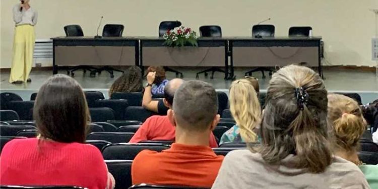 Alfredo Chaves: Programa Criança Feliz é tema de palestra em seminário estadual