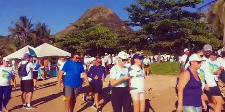 Piúma: Mais de 250 pessoas participam da 1ª Caminhada Litorânea do Aghá ao Gambá