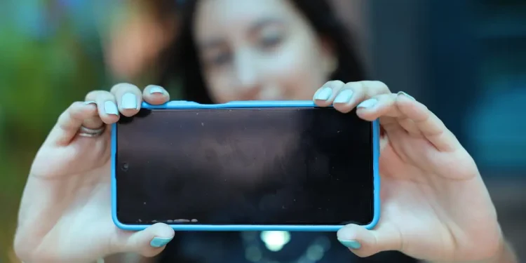 Educação: Conselho edita diretrizes sobre celular em sala de aula