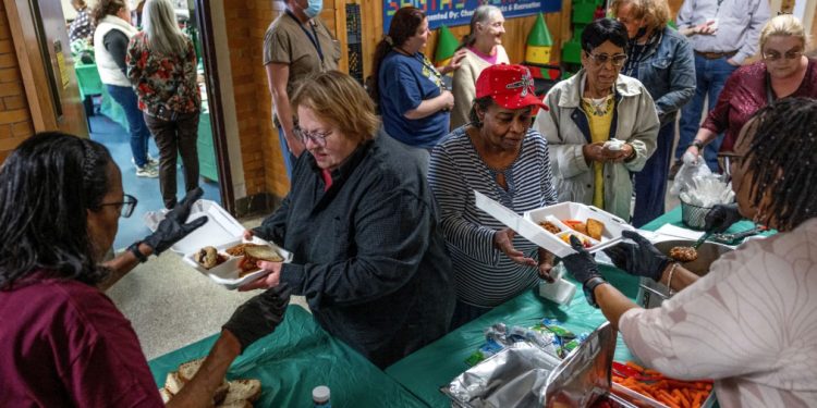 EUA: Cortes de Trump atingem bancos de alimentos e aumentam risco de fome