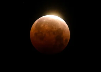 ‘Lua de Sangue’: Eclipse total da Lua acontece nesta sexta-feira (14)