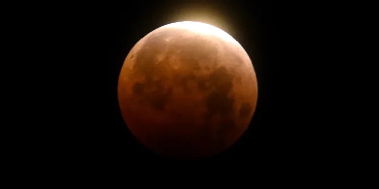 ‘Lua de Sangue’: Eclipse total da Lua acontece nesta sexta-feira (14)