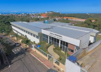 Guarapari: Projeto “Meu Pé de Ipê” leva plantio de árvores à escolas