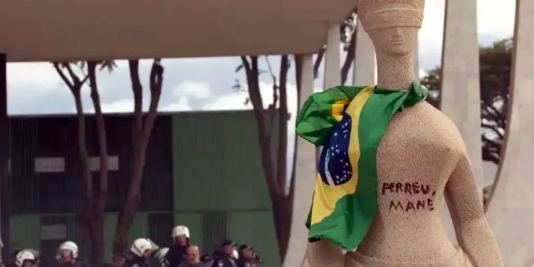 STF: Moraes concede prisão domiciliar para mulher que pichou estátua da Justiça