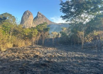 Espírito Santo: Equipes do Iema combatem incêndio no Monumento Natural Frade e a Freira